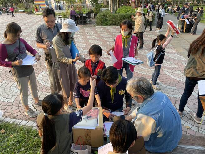 藻礁公投連署繼日前跨過安全門檻後，公投小組今天連署書的入帳再創當日新高，上衝7萬654份、累計達43萬8518份。（藻礁公投小組提供／林良齊台北傳真）