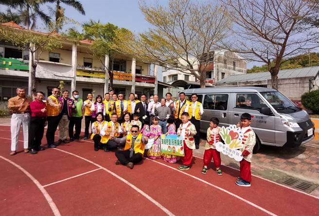 国际狮子会玉井区噍吧哖分会邀狮友集资购买一辆厢型车，让层林社区接送当地国小、国中生上下学。（刘秀芬摄）