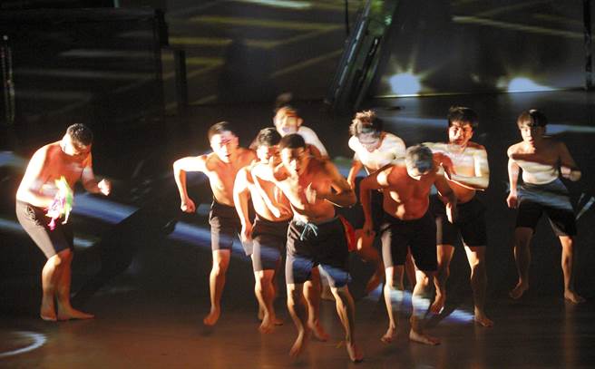 布拉瑞揚舞團作品《沒有害怕太陽和下雨》，舞者試著突破自己的極限，並找到屬於自己的身體語言。（張鎧乙攝）