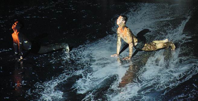 布拉瑞揚舞團作品《沒有害怕太陽和下雨》，舞者試著突破自己的極限，並找到屬於自己的身體語言。（張鎧乙攝）