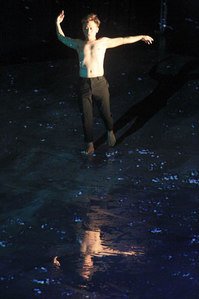 布拉瑞揚舞團作品《沒有害怕太陽和下雨》，舞者試著突破自己的極限，並找到屬於自己的身體語言。（張鎧乙攝）