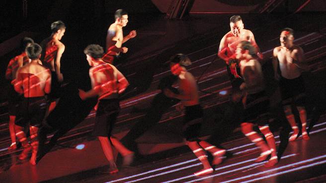 布拉瑞揚舞團作品《沒有害怕太陽和下雨》，舞者試著突破自己的極限，並找到屬於自己的身體語言。（張鎧乙攝）