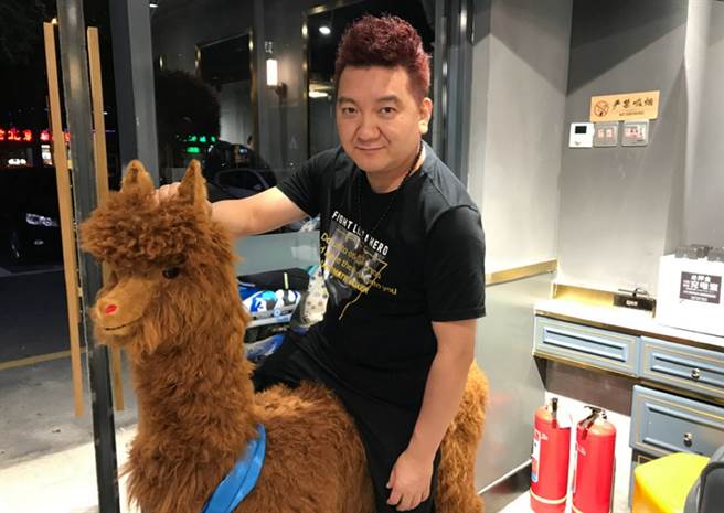 〈老鼠愛大米〉原創者楊臣剛。(圖/ 摘自楊臣剛微博)