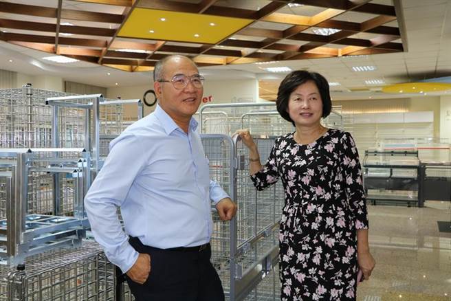 （益張實業董事長陳新約（左）、副董事長黃秀英夫婦，今年仍看好公司在倉儲物流的商用置物設備營運前景。圖／劉朱松）
