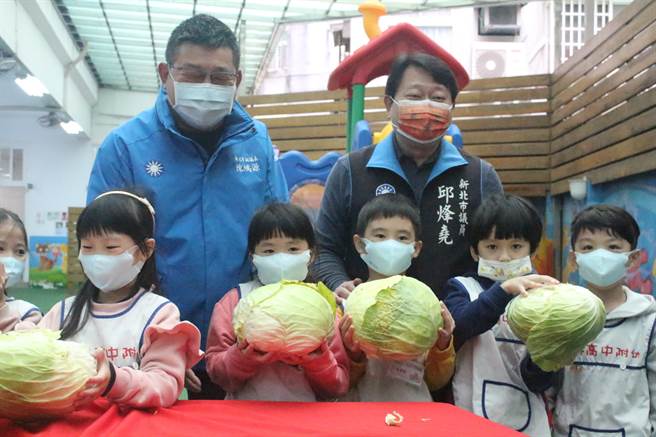 竹林中學響應認購高麗菜，分送給幼兒園每位小朋友。（竹林中學提供）