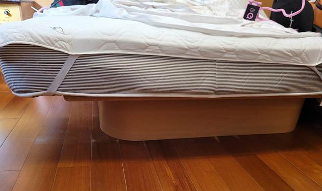 一名女子前往台东一间饭店投宿，睡醒发现自己摔在地板上，低头查看床架，怀疑床架尺寸不合才导致摔落。（翻摄脸书社团《爆怨公社》）