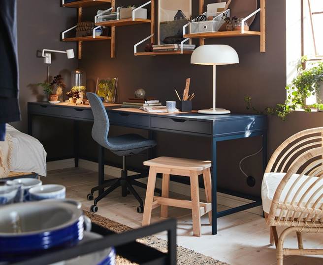 圖一：IKEA北歐風格、設計簡約的ALEX書桌，原價5490元，台中店特價3290元。（IKEA提供）