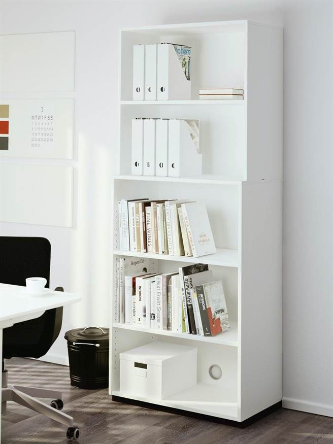 圖二：IKEA FLUNS雜誌匣讓書架空間井然有序，圓孔設計方便拉出移動，原價39元、特價19元。（IKEA提供）