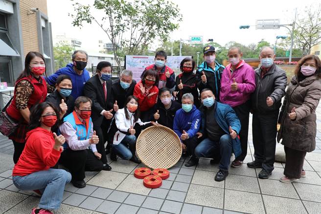 图说:新北市客家局长林素琴（前排左三）与客家乡亲共同参与客家传统游戏－跌三乌。新北市政府提供