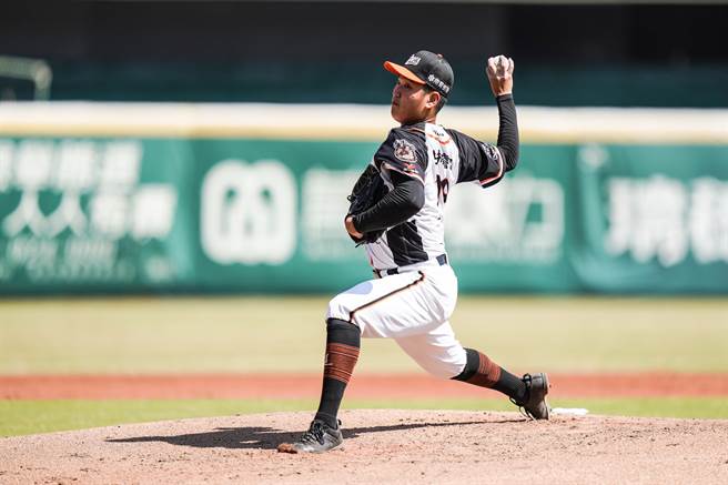 古林睿炀被强击球击中脚踝后送医，令球迷很担心。（资料照／统一狮提供）