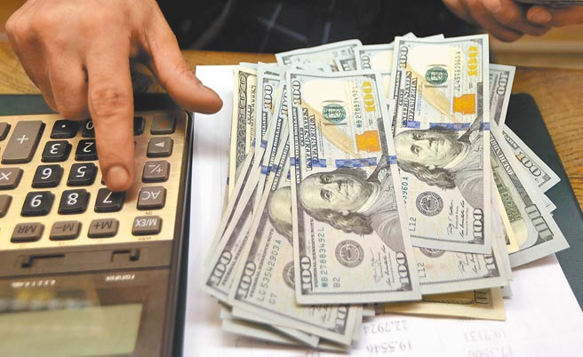 投资人急寻避风港，资金涌入美元。图／美联社