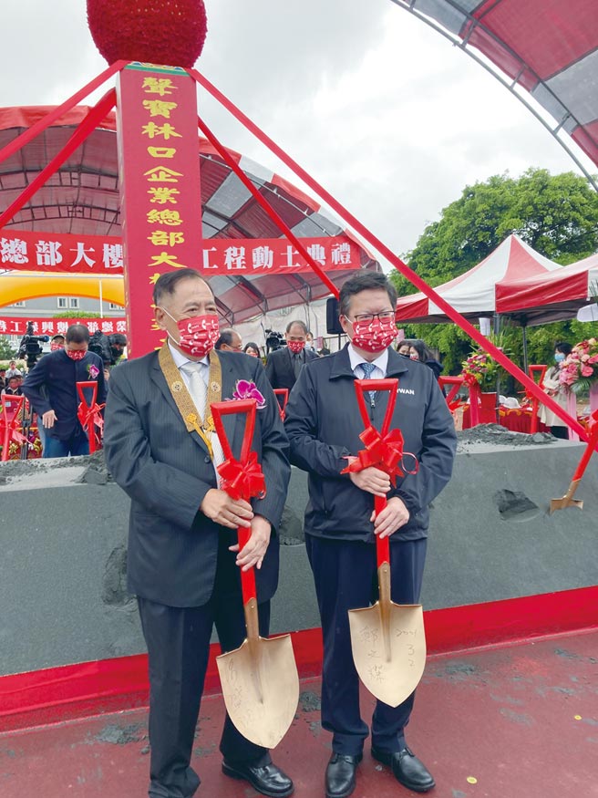 声宝位龟山工四工业区的林口企业总部大楼动土，声宝总裁陈盛沺（左）、桃园市长郑文灿主持动土仪式。图／郭及天