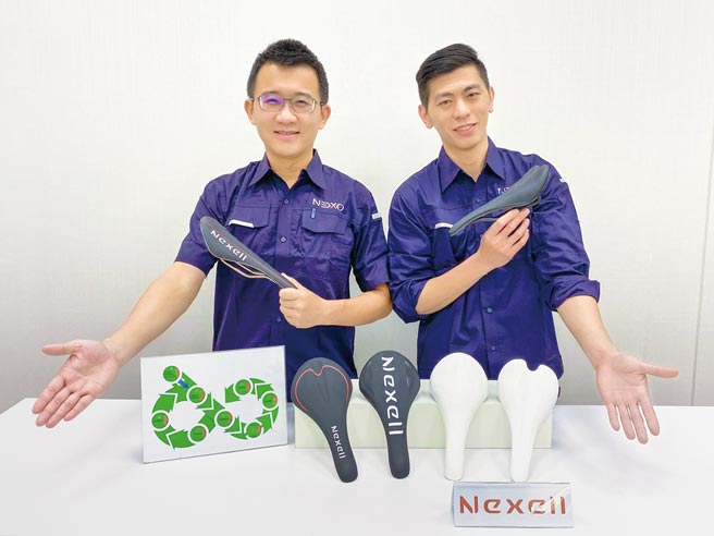 欧特捷实业专案经理陈亭伟（左）、研发部经理陈邑升（右）展示最新研发上市的NEXELL 2.0自行车坐垫。图／业者提供