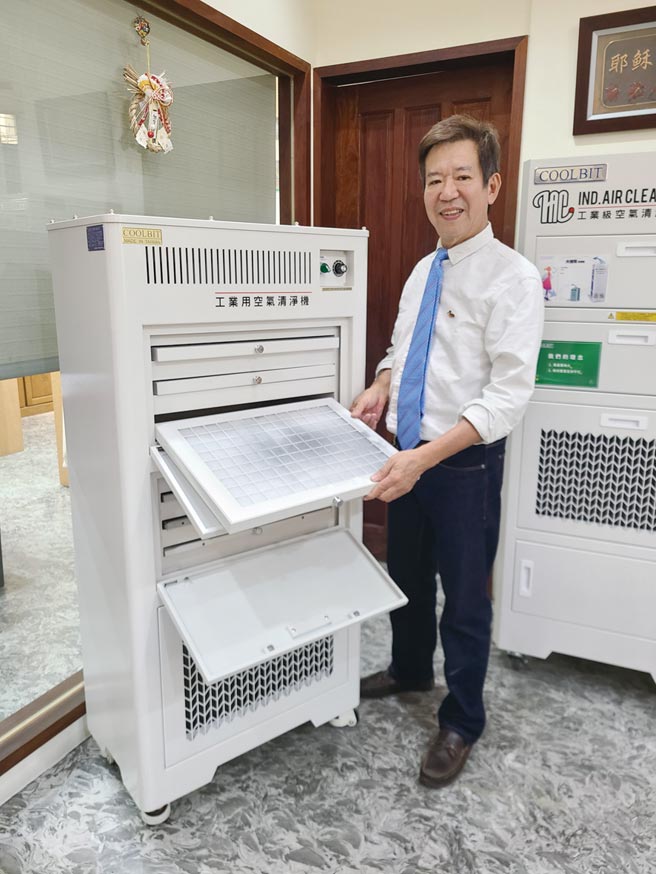庫林工業的「工業級空氣淨化專利產品」有別於市售空氣清淨機，可有效降低飛沫等懸浮危害風險，飄散在室內空氣中。圖／王妙琴