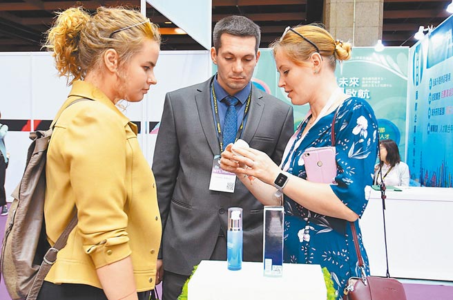 往年的「台湾国际医疗展」，总是吸引眾多国际买主来臺参观採购，今年新增「美容展区」，线上线下并进展示，商机可期。图╱贸协提供