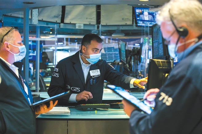 投信建议可优先布局兼具高息收及低波动度二大优势的优先担保高收债，降低当前市场大幅震盪的风险。图／美联社