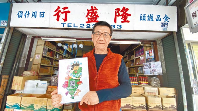 藻礁公投连署，台中市第二市场的老杂货店老板黄永辉，可说小兵立大功。（陈淑芬摄）