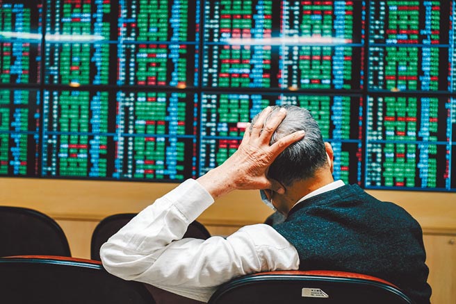 受美股大漲激勵，台股昨早盤大漲逾300點，卻於收盤翻黑，小跌6.9點，收在15946點，上攻「萬六」關卡無功而返。（本報資料照片）