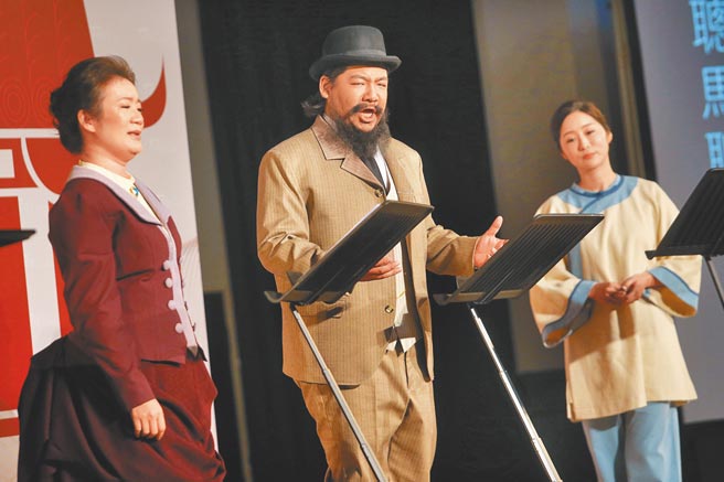 台北市立国乐团将在台北传统艺术季推出台语歌剧《葱仔开花》，描述马偕医师的妻子张聪明故事，演员陈美玲（左起）、孔孝诚与蒋启真2日在艺术季开幕记者会中，分别饰演中年张聪明、马偕医师及年轻时的张聪明。（范扬光摄）