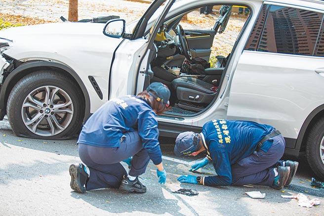 李姓嫌犯拒捕，遭警方开枪击中腹部送医不治，警方事后在现场採证。（袁庭尧摄）