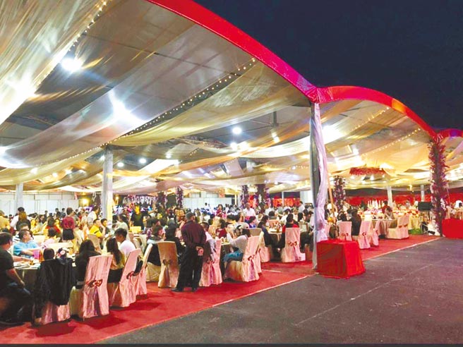 遭掳的嘉义某宫庙柯姓董事2年前的明星级婚宴，席开百桌，光场地就花2周时间搭建。（读者提供／张毓翎嘉义传真）