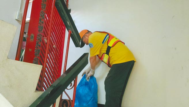 独居、行动不便长者要外出倒垃圾相当困难，台北市推出客制化代收服务，让长辈感受浓厚温暖的人情味。（台北市环保局提供／张立勋台北传真）