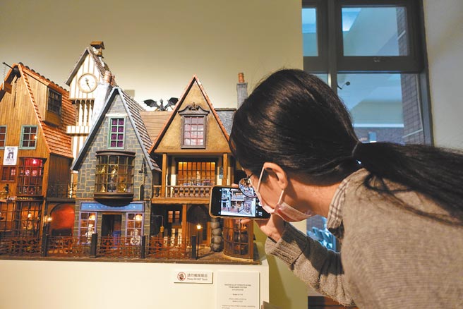 Gerry Welch打造缩小版魔法世界让观者惊嘆巧手工艺。（吕筱蝉摄）