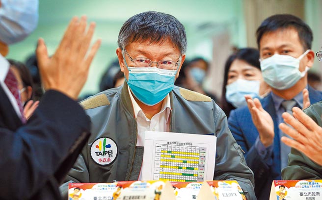 不满近来屡屡被媒体贴上「小蓝」标籤，且传出将筹组市府首长「绿色连线」，台北市长柯文哲（中）2日出席活动时表示，自己最痛恨被人贴标籤，强调自己蓝绿朋友都有。（范扬光摄）