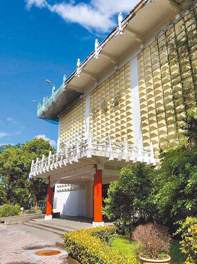 位在台湾大学内的鹿鸣堂（原侨光堂）（摘自侨光堂记忆行动粉丝专页），在2018年以原名被登录为歷史建筑，不过近日台大完成修復再利用计画，却遭文资团体质疑，设计未符合当初登陆为文资的意涵。（游念育摄）