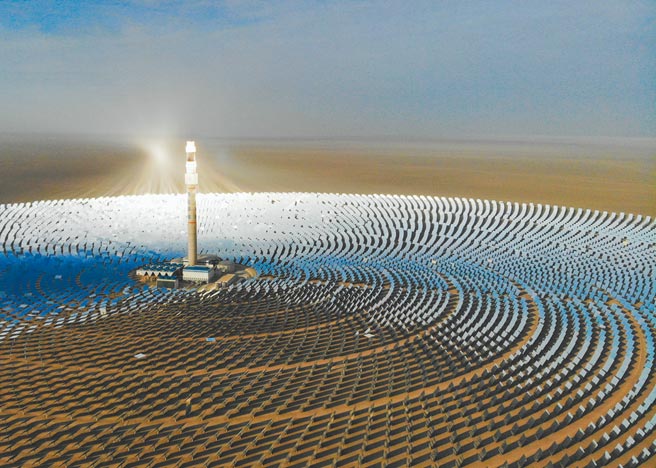 大陆全国两会4日登场，节能减碳将是重点之一。位于甘肃省敦煌市的100兆瓦熔盐塔式光热电站，每年发电量可达到3.9亿千瓦时，减少二氧化碳排放35万吨。（新华社）