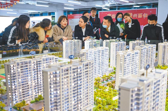 中国银保监会主席郭树清2日表示，大陆房地产领域的核心问题还是泡沫化倾向比较强。郭并指出，中国的影子银行已得到有序拆解。图为民眾在房地产售楼部挑选房户型。（中新社）