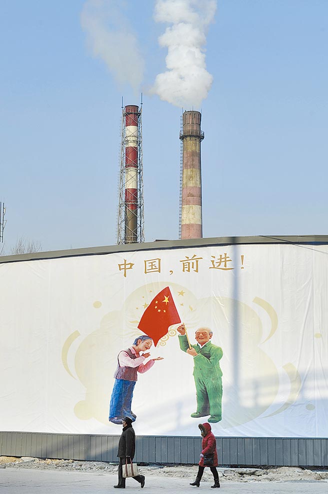 近期大陆多个地方政府工作报告释放出持续加码绿色发展、做大做强环保产业的信号。图为山西省生产中的工厂。（中新社）