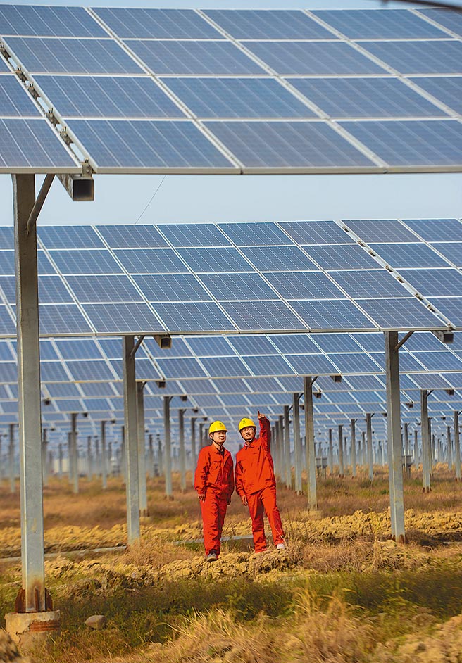 为达碳中和目标，大陆将利用市场机制来控制和减少温室气体排放、推动绿色低碳发展。图为浙江省农业的太阳能发电网。（新华社）