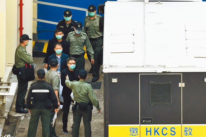 香港警方以串谋颠覆国家政权罪起诉今年1月被拘捕的47人，3月2日上午，被还押于荔枝角收押所的涉案人士由惩教署车辆押往法院。（中新社）