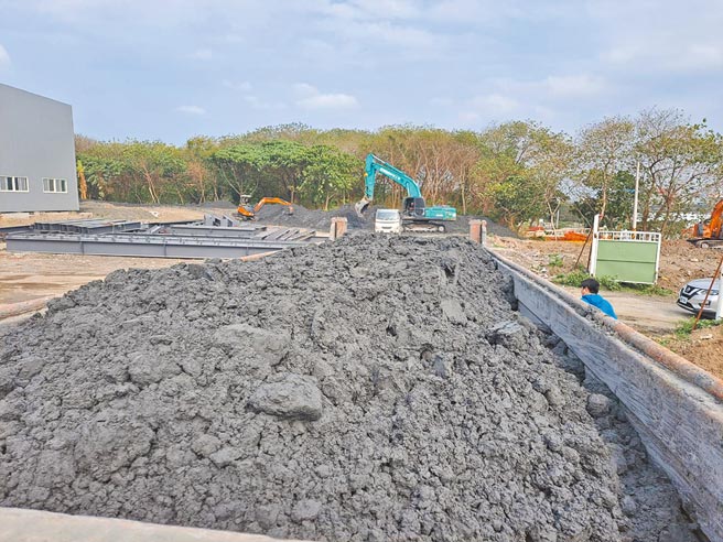 新北市環保局查獲業者將工地廢土偽裝成植栽用土，企圖再度汙染五股垃圾山。（新北市環保局提供／葉德正新北傳真）