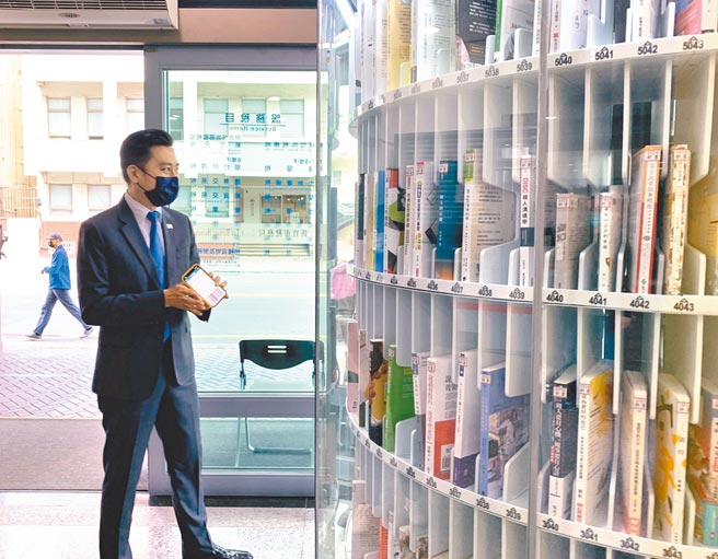 新竹市政府推出两座「微型图书馆」，其设有360度展示橱窗，方便民眾轻松挑选。（陈育贤摄）