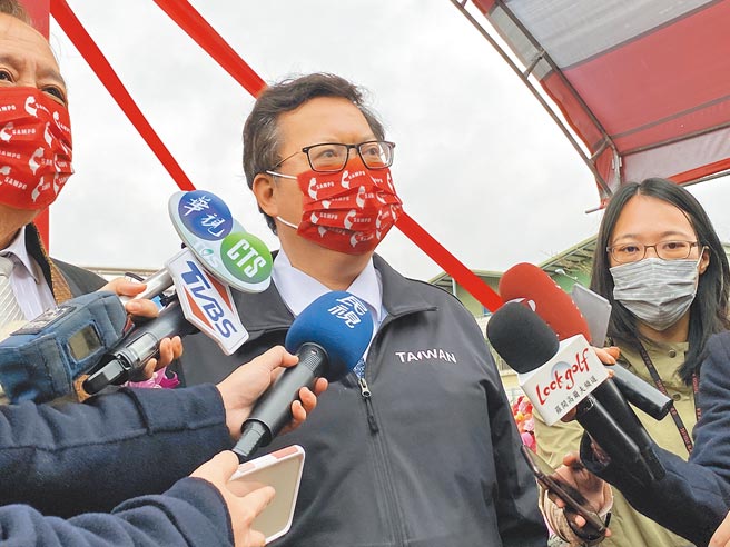 桃园市长郑文灿继Twitter挺凤农后，2日再推凤梨入菜。（蔡依珍摄）