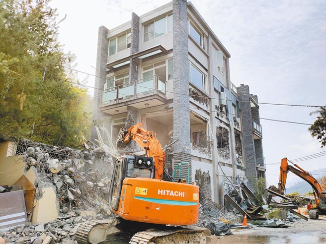 清境风景区违法民宿，2日被南投县政府强制拆除。（廖志晃摄）