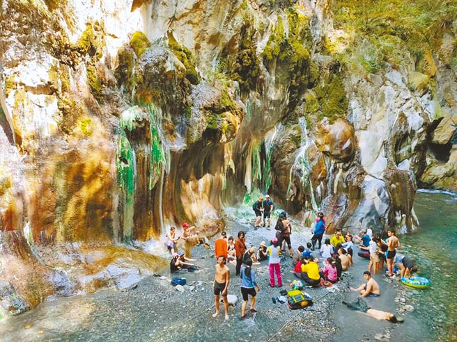 台東縣海端鄉南橫山區的祕境栗松溫泉在228連假期間湧入大量遊客，遊客抱怨泡湯宛如下水餃般擁擠。（民眾提供／蔡旻妤台東傳真）