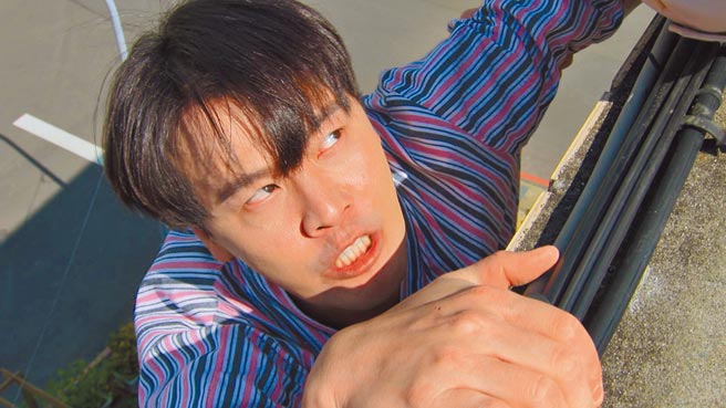 黃文星拍攝《多情城市》懸吊戲，高掛7樓牆外相當驚險。（民視提供）
