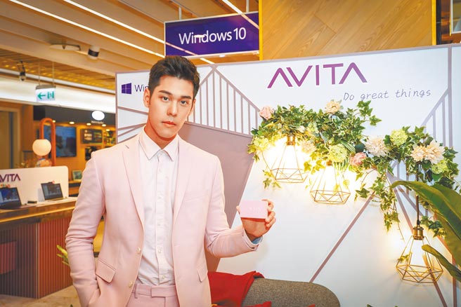 周予天昨一身帅气粉色西装，出席一日店长活动。（台湾微软提供）