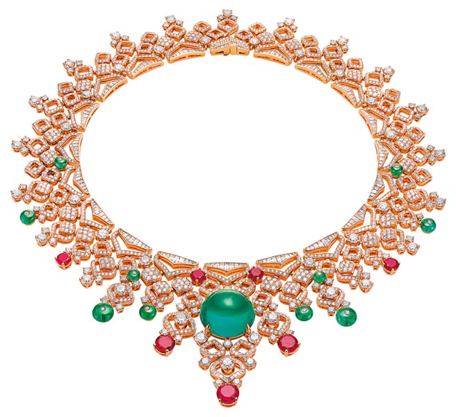 宝格丽BAROCKO系列祖母绿、红宝石与钻石项炼，主石为31.69克拉蛋面切割哥伦比亚祖母绿，约8954万元。（BVLGARI提供）