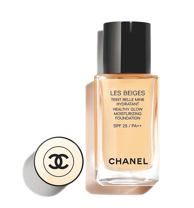 香奈儿恒润裸光水慕丝粉底SPF25/PA++ BD31，2350元。（香奈儿提供）