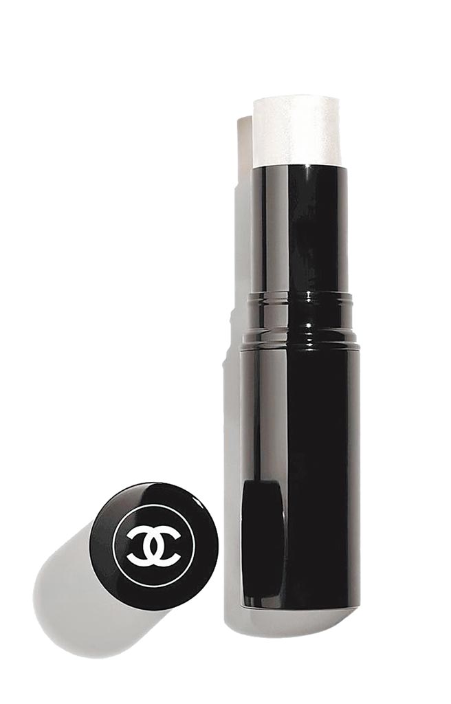 金球影后安德拉戴选用香奈儿妆品打造魅力妆容。（翻摄自welovecoco IG）