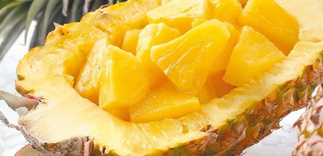 Yahoo奇摩购物中心的爱上鲜果鲜冻台南金钻凤梨5包组，特价446元，加码送鲜冻台南金钻凤梨1包。（Yahoo奇摩购物中心提供）