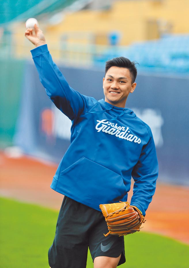 江少庆与富邦悍将签订自行培训合约，他透露返台的主因是希望有舞台可以好好发挥球技。（陈怡诚摄）