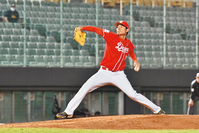 王维中热身赛先发对乐天桃猿，被敲6安失掉5分，只投3.1局就提前退场。（味全龙提供）