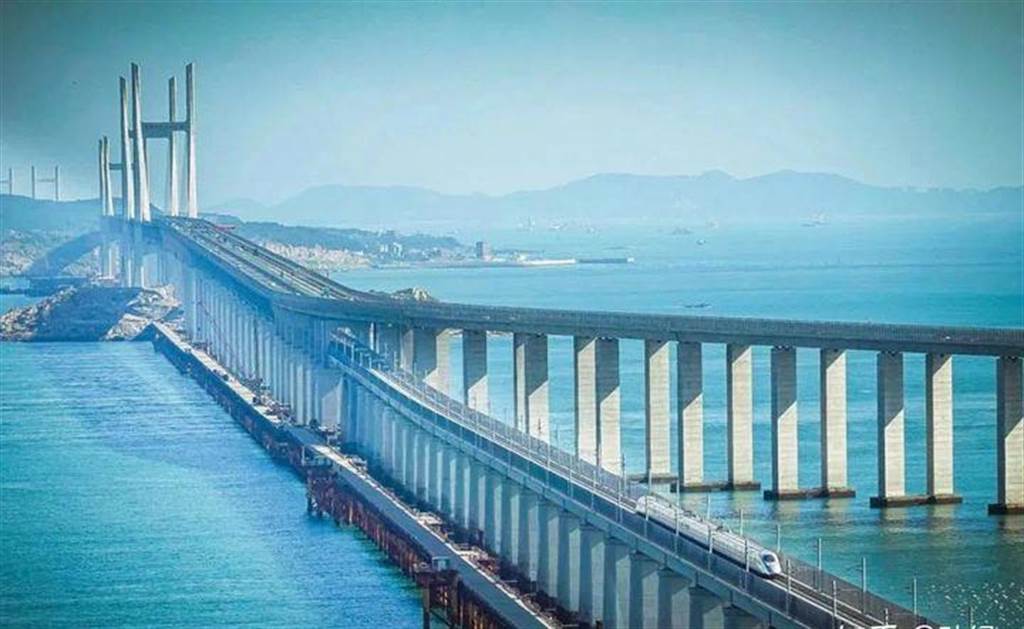 在大陸交通部的規劃下，平潭將成為跨台灣海峽大橋的起點，橋體可能採用目前平潭海峽大橋使用的鐵公路共構方式。圖為去年7月通車的平潭海峽大橋。（圖／新華社）