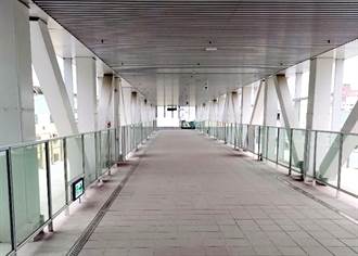 台中部分捷運站天橋開放通行 民眾往來縮時3分鐘
