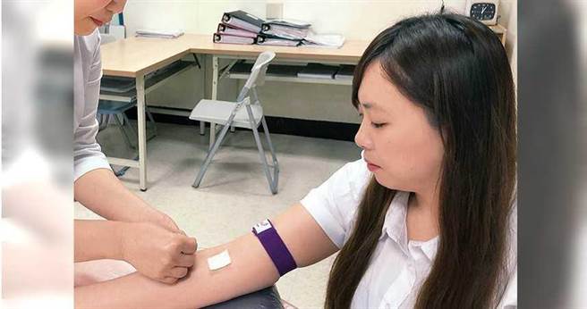 透过抽血就能进行遗传性癌症的基因检测，了解是否有遗传的基因突变。（图／高医附属医院提供）